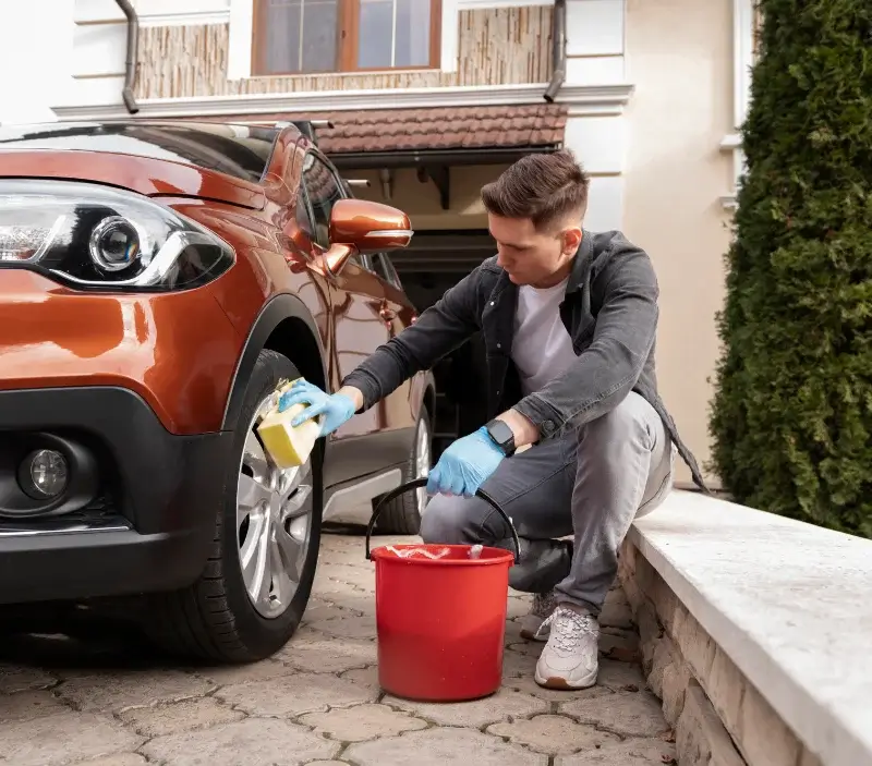 Lavage auto à domicile Saint-Salvy-de-la-Balme : professionnel intervenant sur un véhicule